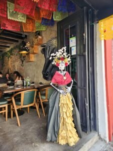 Mesa servida con cortes de carne a las brasas en El Gorderón Asador Libre durante el Día de los Muertos en Tlaquepaque